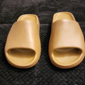 YEEZY SLIDES